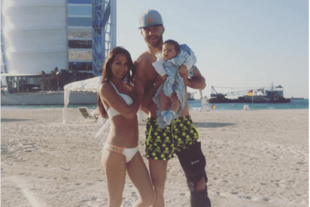 'Форест Гамп': Ярмоленко показал, как ему приходится мучаться на пляже в Дубае: эффектное фото