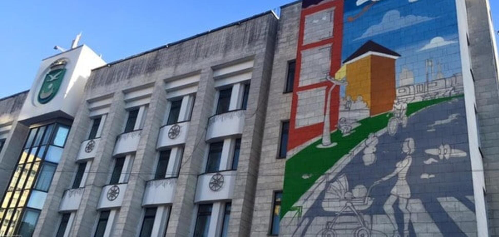 В соцсети показали новый мурал на здании киевской РГА