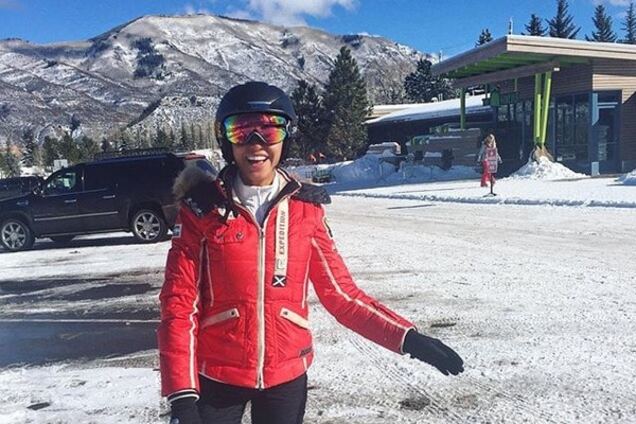 Красотка Димопулос покаталась на лыжах и коньках в Америке: опубликованы фото