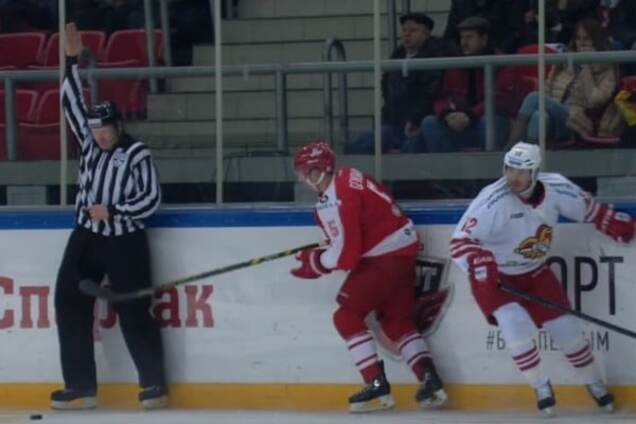 Канадський хокеїст вибив зуб російському судді: відео інциденту