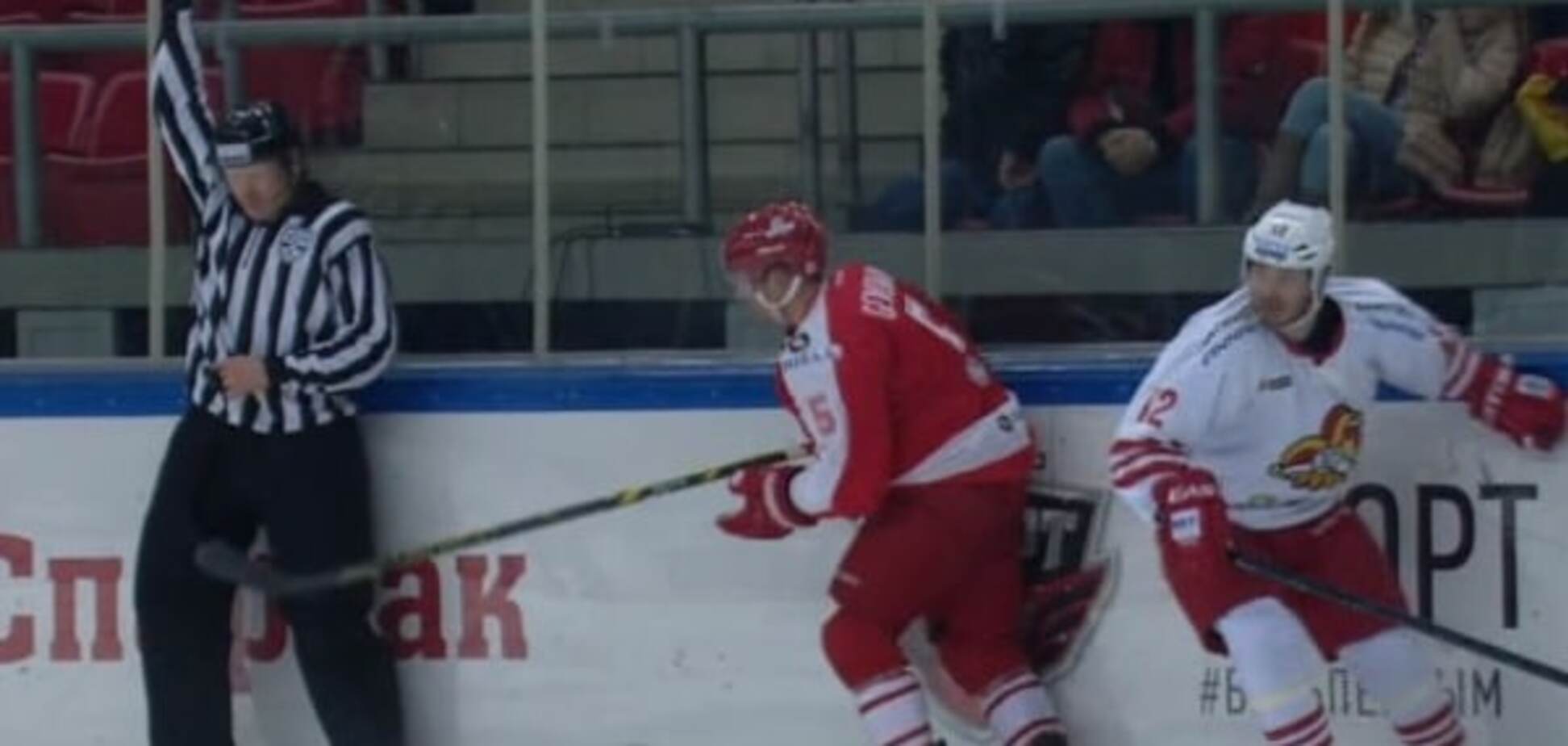 Канадський хокеїст вибив зуб російському судді: відео інциденту