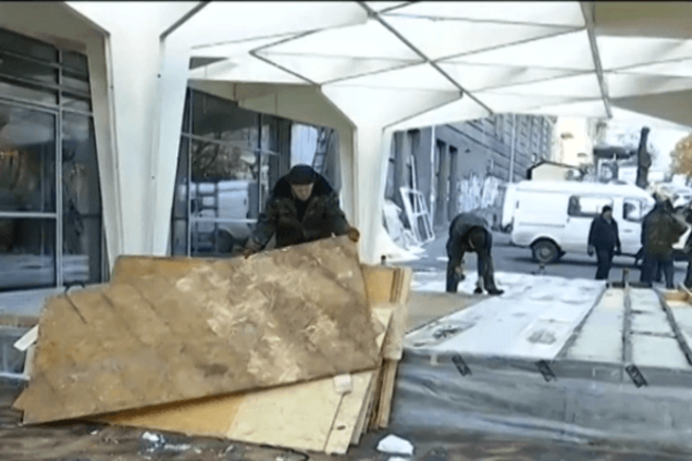 Круши, ломай: в Киеве люди в балаклавах разгромили террасу ресторана