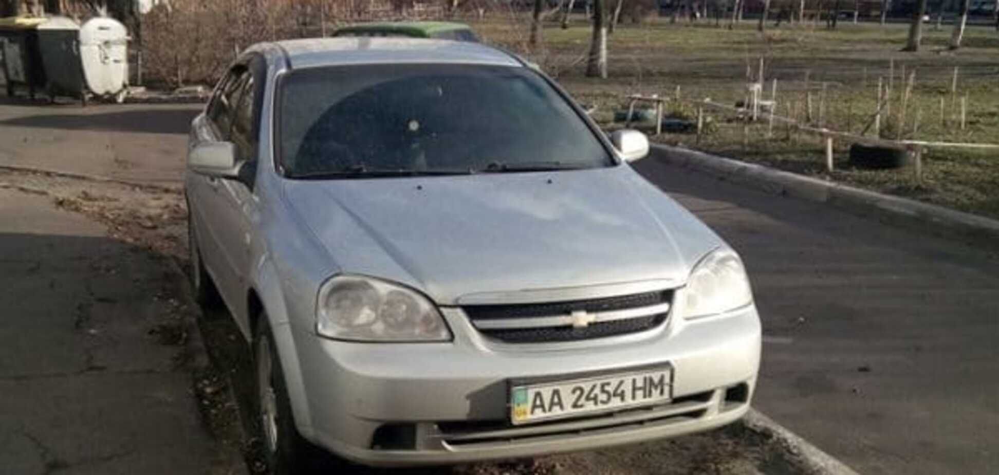 Герой парковки: на Троещине водитель Chevrolet 'добивает' газон
