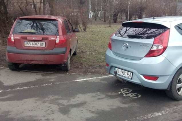 Два в одном: в Киеве 'герои парковки' оставили авто на велодорожке и газоне