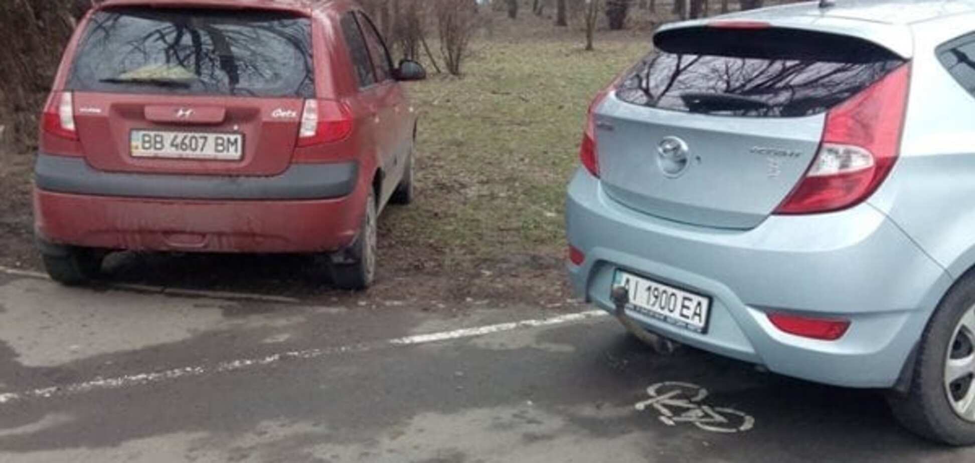 Два в одном: в Киеве 'герои парковки' оставили авто на велодорожке и газоне