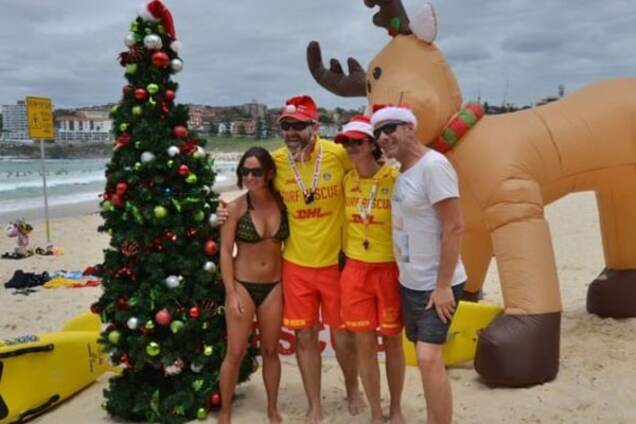 Снегурочка в бикини: как пляжи Австралии нарядились к Рождеству