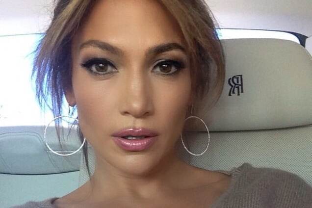 46-летняя Дженнифер Лопес обнажила ягодицы для популярного глянца