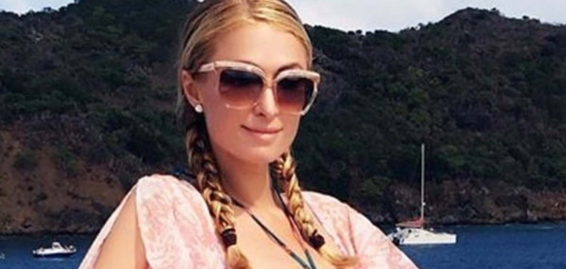 Рождество на Карибах: Пэрис Хилтон показала серию ярких купальников на упругом теле