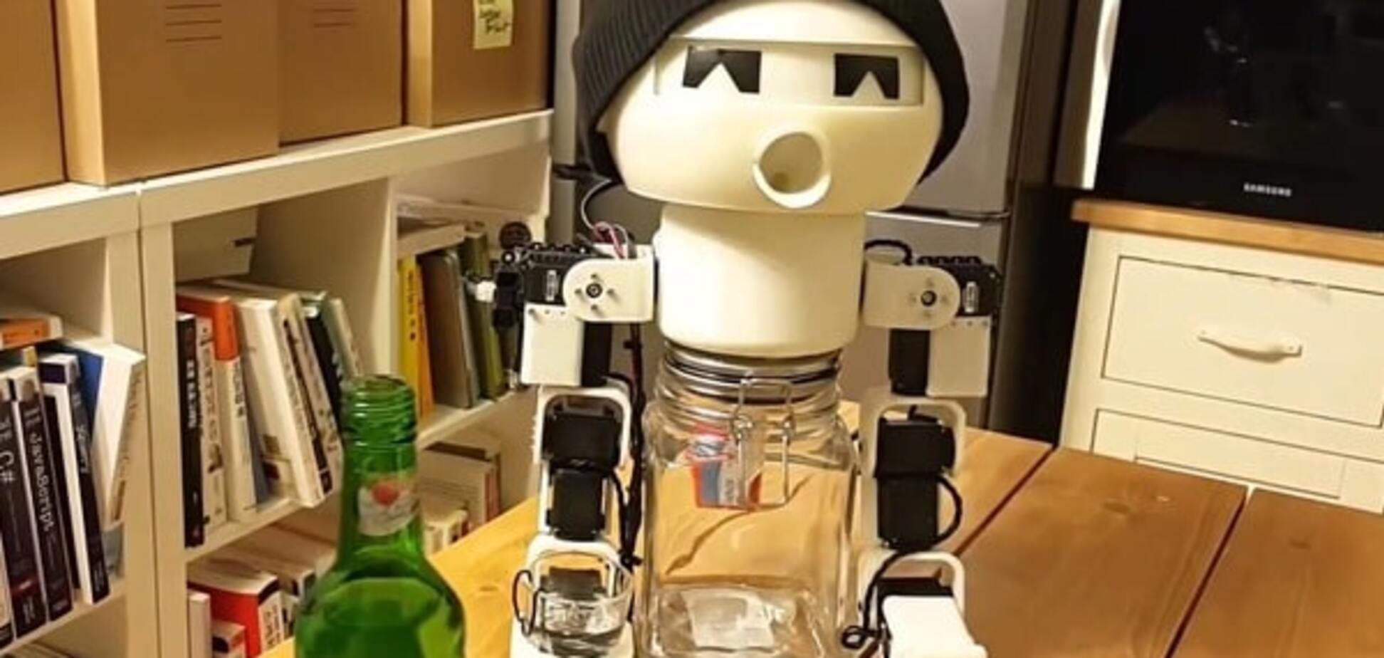 Я п'ю до дна: 'Робот-товариш по чарці' підкорює соцмережі. Кумедне відео