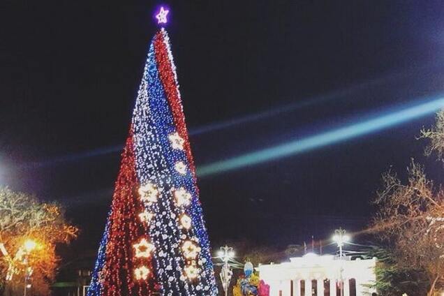 Раньше лучше было: севастопольцам пришлась не по душе новогодняя елка в цветах российского флага