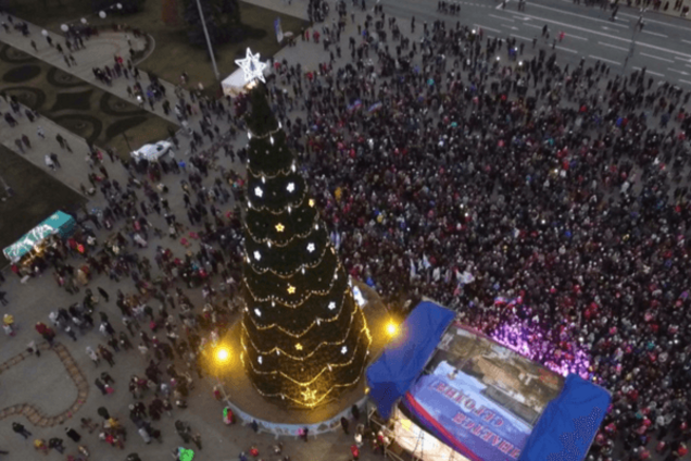 Пир во время чумы: в Донецке открыли главную елку. Опубликованы фото