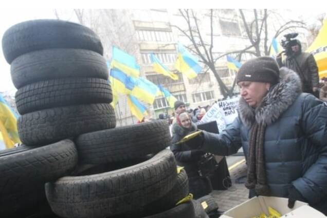Под Генпрокуратурой активисты выстроили 'елку' из шин и семечек