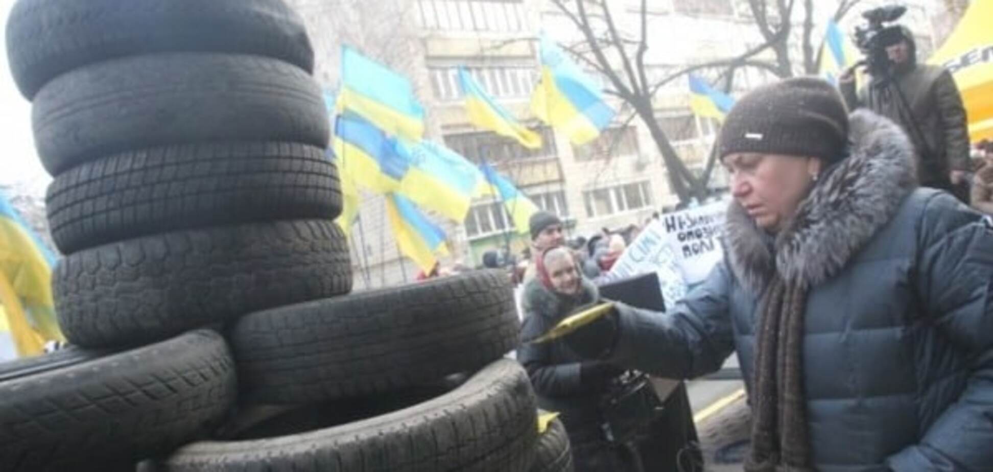 Под Генпрокуратурой активисты выстроили 'елку' из шин и семечек