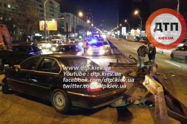 ДТП: в Киеве BMW снес 25 метров отбойника