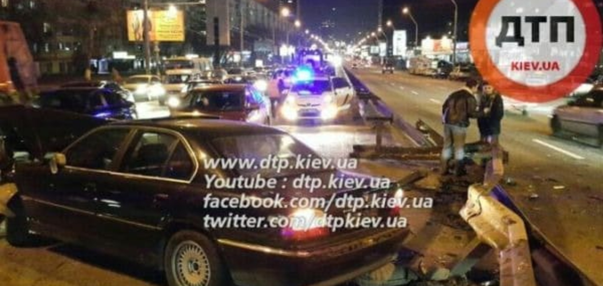 ДТП: у Києві BMW зніс 25 метрів відбійника