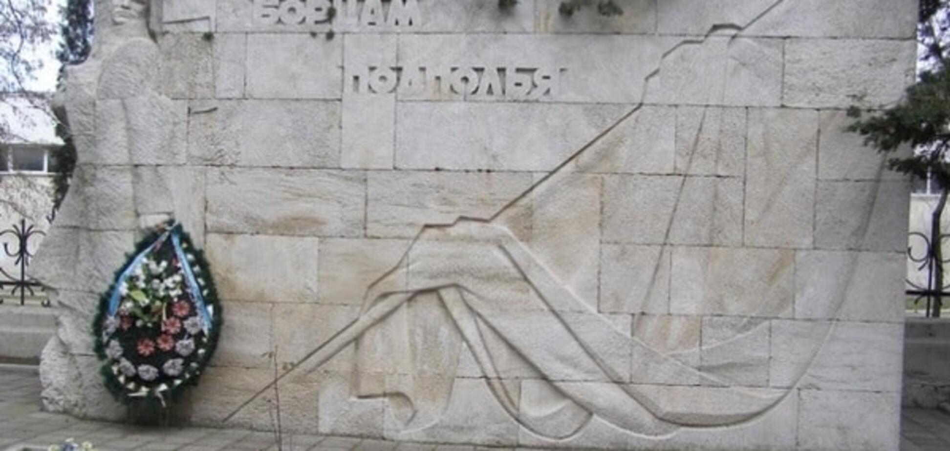 А как же деды? 'Крымнаш' разрушил могилы Героев Советского Союза: фотофакт