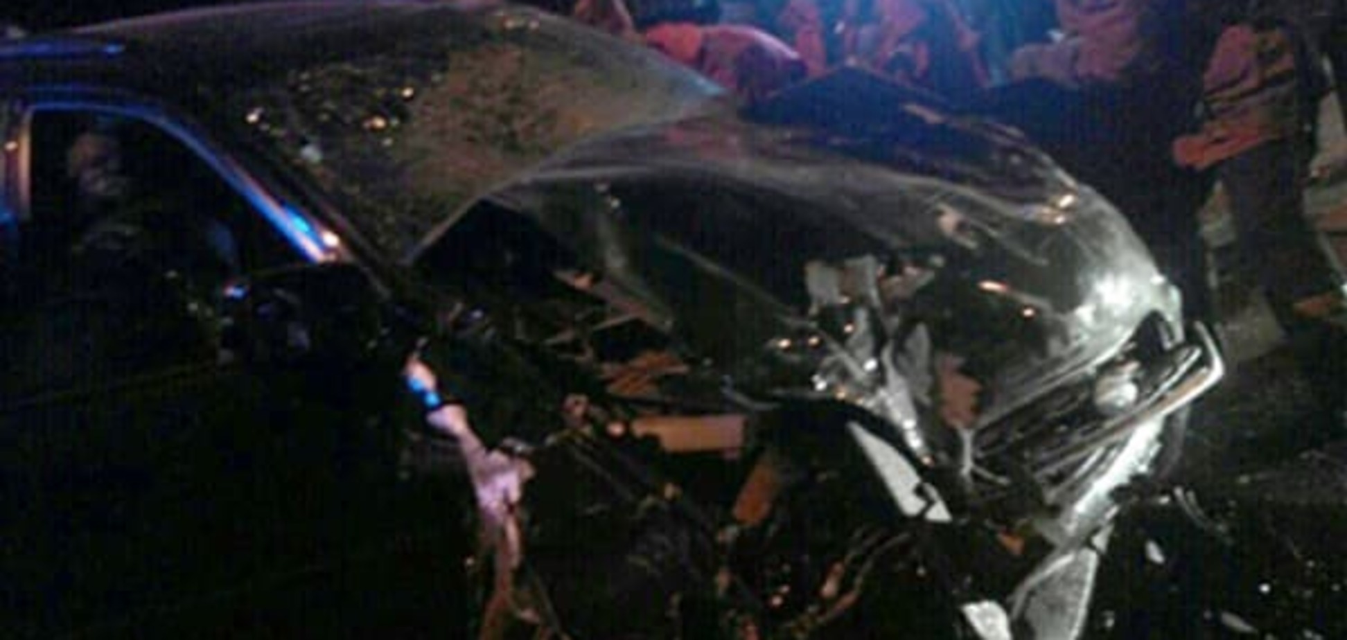 В Днепропетровске после аварии на мосту машина упала в воду: двое погибших