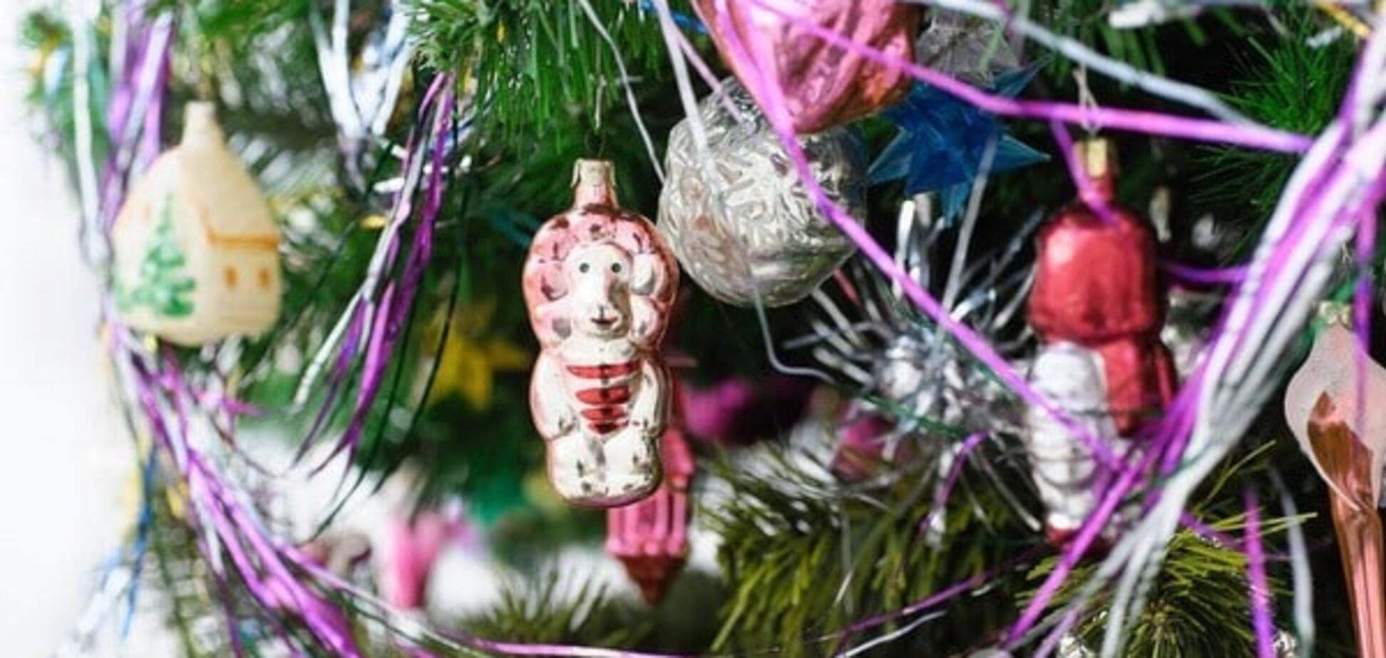 В Киеве появилась елка, рассказывающая историю новогодних игрушек