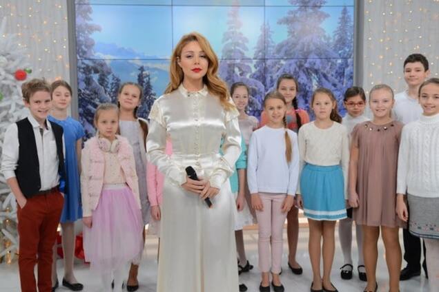 Кароль спела 'Щедрык' с детским хором и сыграла на глиняной свирели