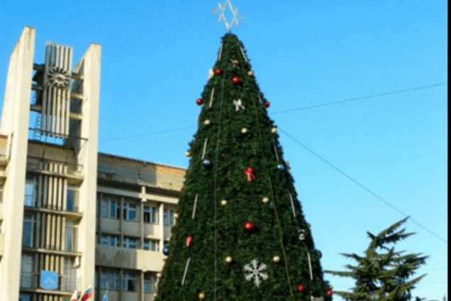 'Путин, ввези игрушки!': в Крыму поставили 'полуголую' елку