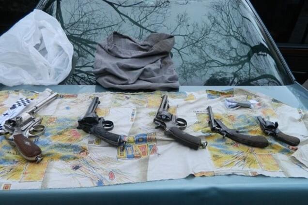 В Киеве полиция задержала автомобиль с оружием и наркотиками