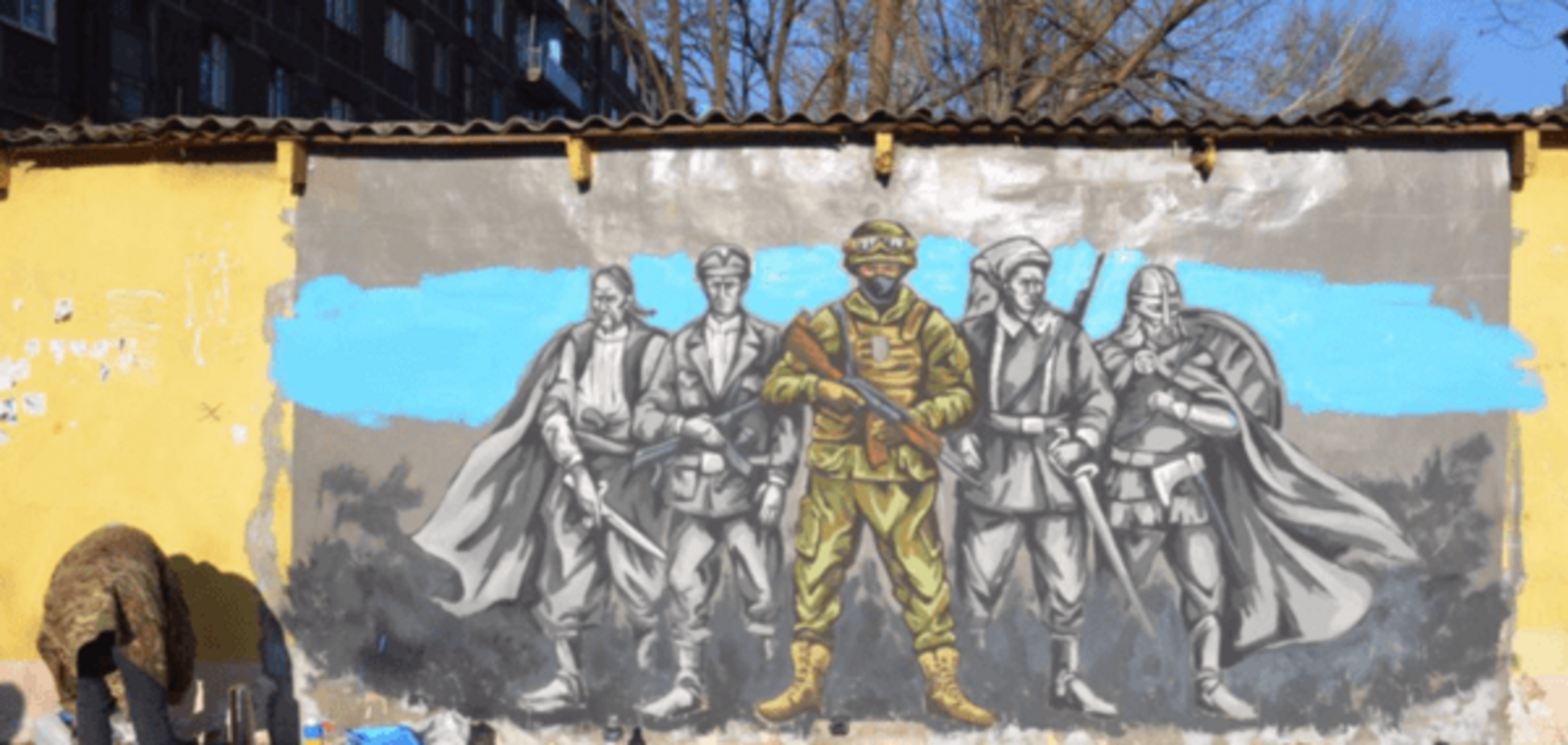'Слава героям!': в Мариуполе появился патриотический мурал. Опубликованы фото