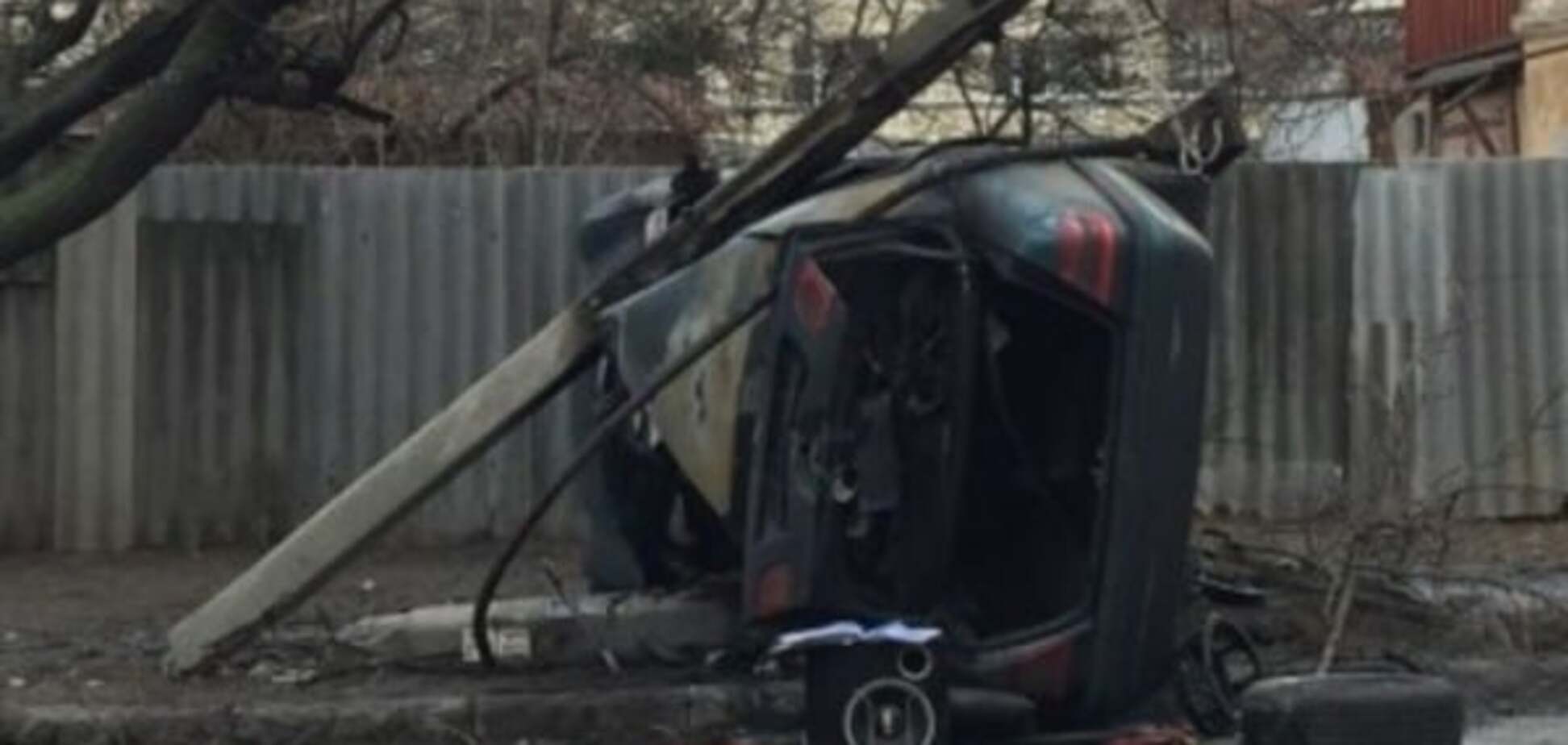В Харькове жуткая автомобильная авария обесточила улицу: фотофакт