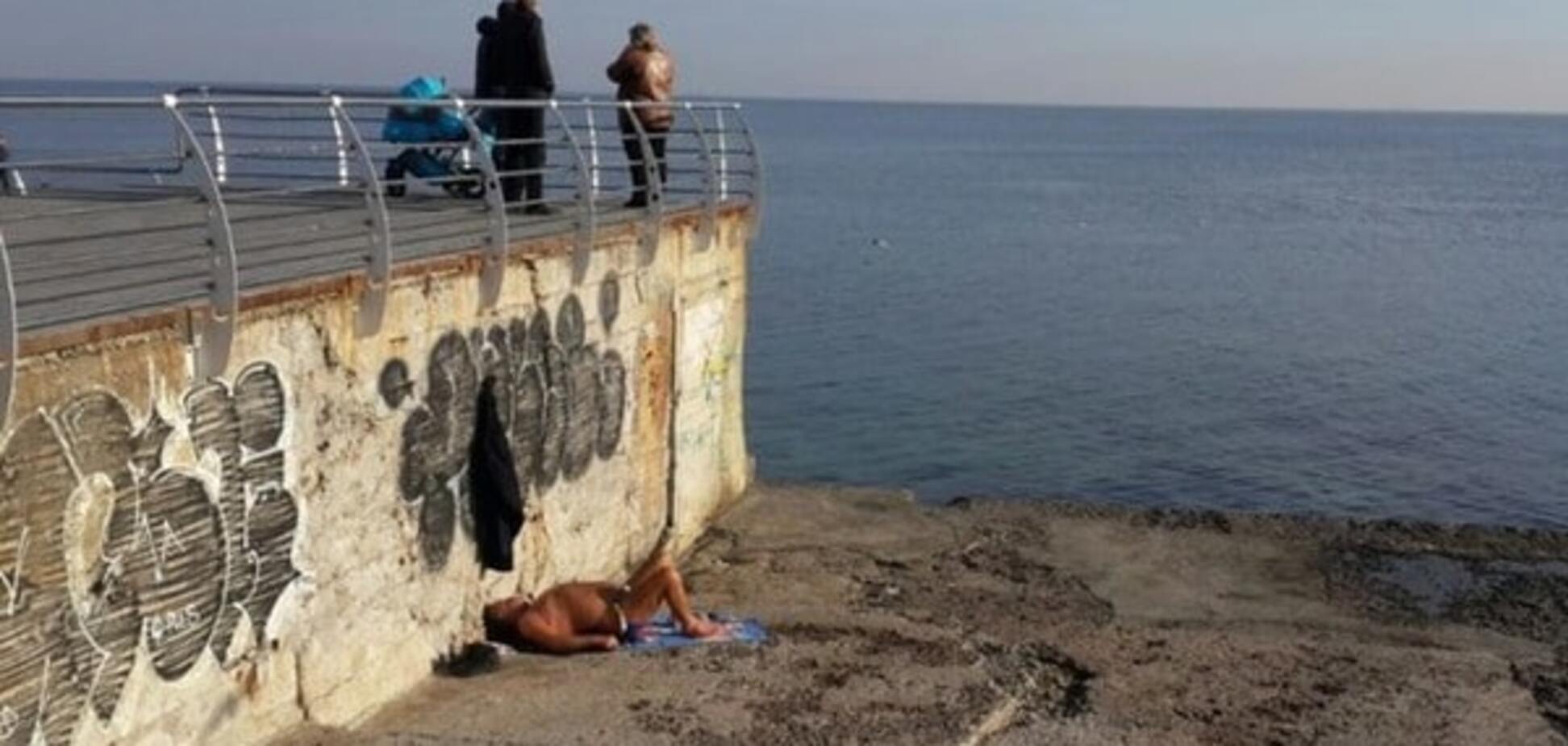 Одессит открыл пляжный сезон в декабре: фотофакт
