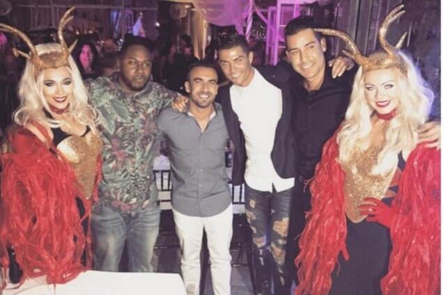 Роналду встретил Рождество с эффектными блондинками: фотофакт