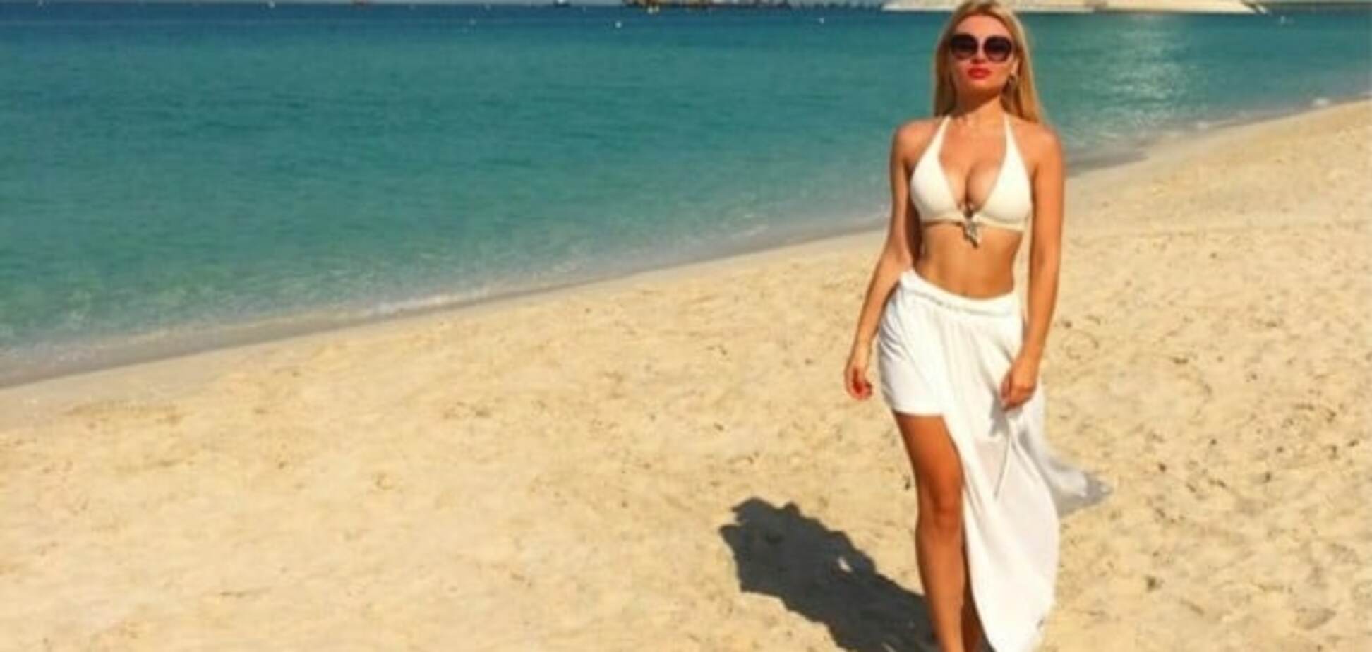 'Дихайте спокійно': дружина тренера 'Шахтаря' похвалилася жаркими фото в купальнику