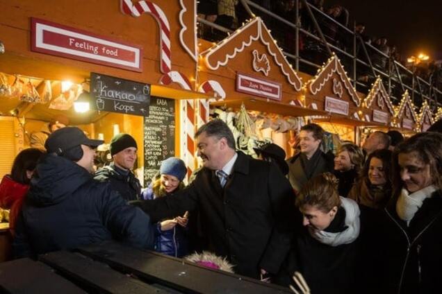 Сувениры для внука и поздравления: Порошенко прогулялся по новогодней ярмарке в Киеве. Фотофакт
