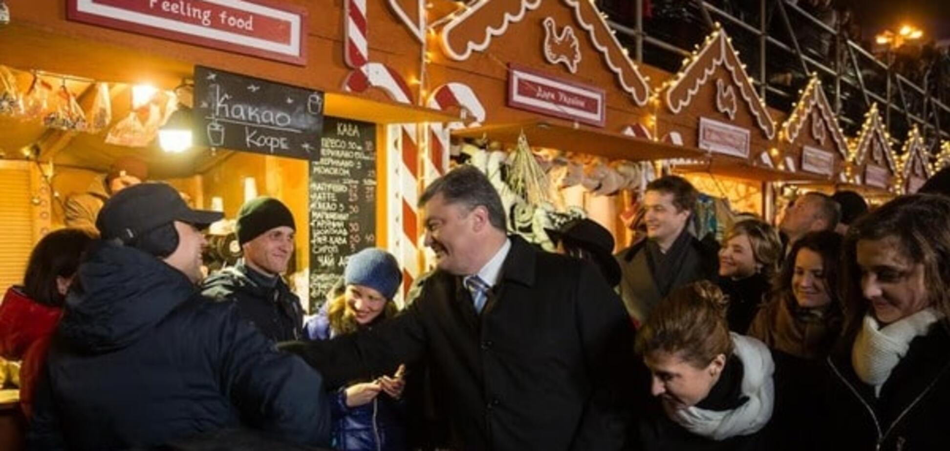 Сувеніри для онука та поздоровлення: Порошенко прогулявся по новорічному ярмарку в Києві. Фотофакт