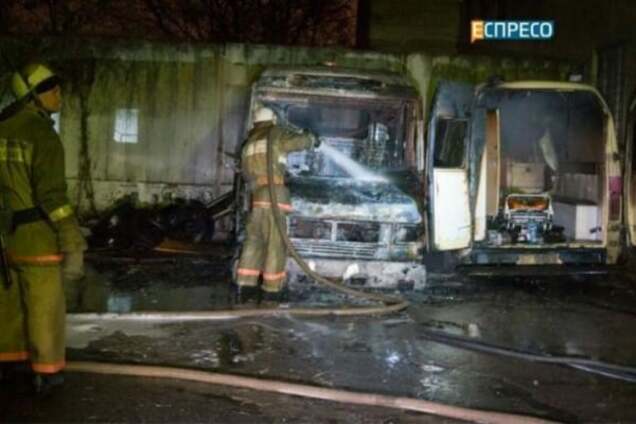 У Києві згоріли дві карети швидкої допомоги: опубліковані фото і відео