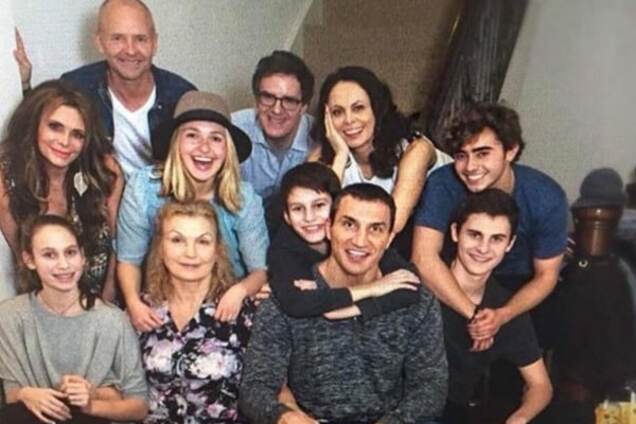 Кадр дня: Володимир Кличко з сім'єю: рідкісне фото