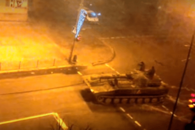 В Макеевке террористы ночью перебрасывали военную технику: видеофакт