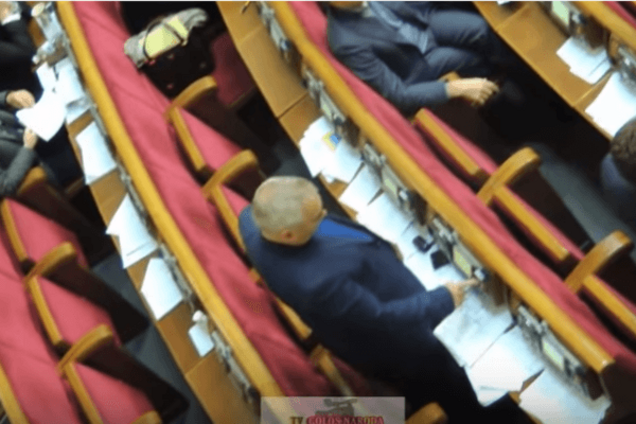 Депутаты принимали бюджет Яценюка, голосуя за троих