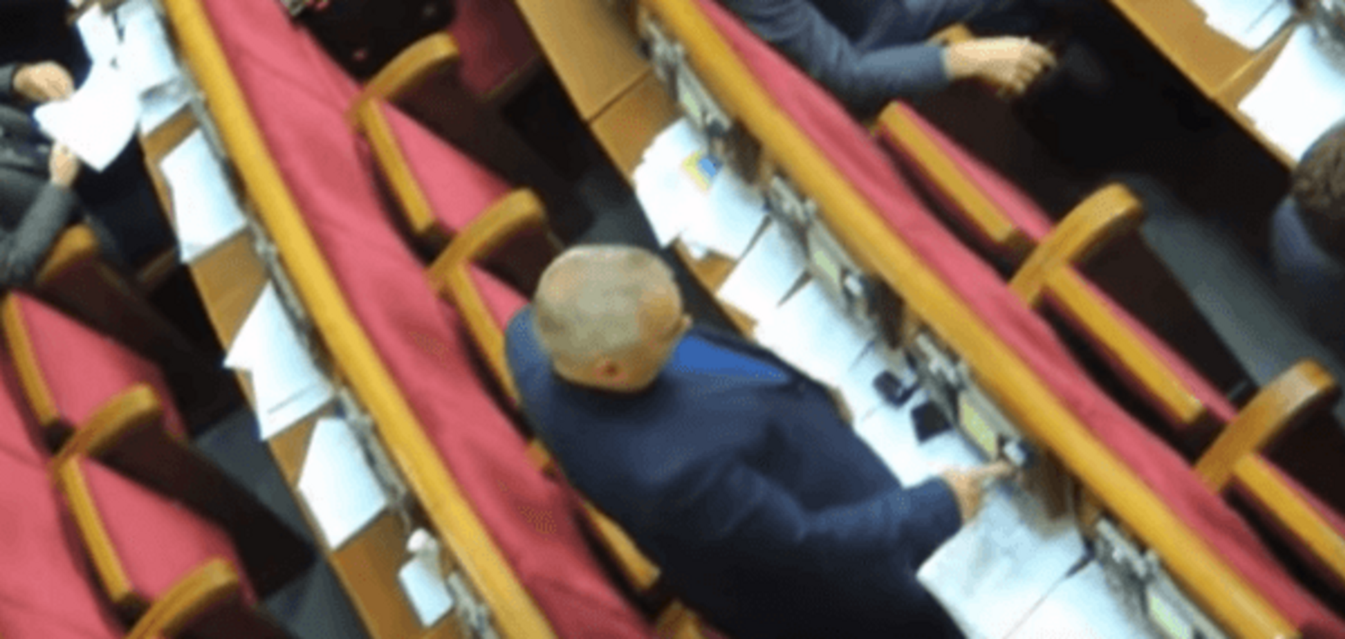 Депутати ухвалювали бюджет Яценюка, голосуючи за трьох