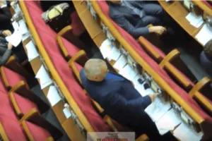 Депутати ухвалювали бюджет Яценюка, голосуючи за трьох