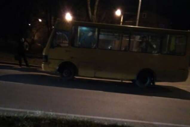 Маршрутку во Львове обстреляли подростки: опубликовано фото