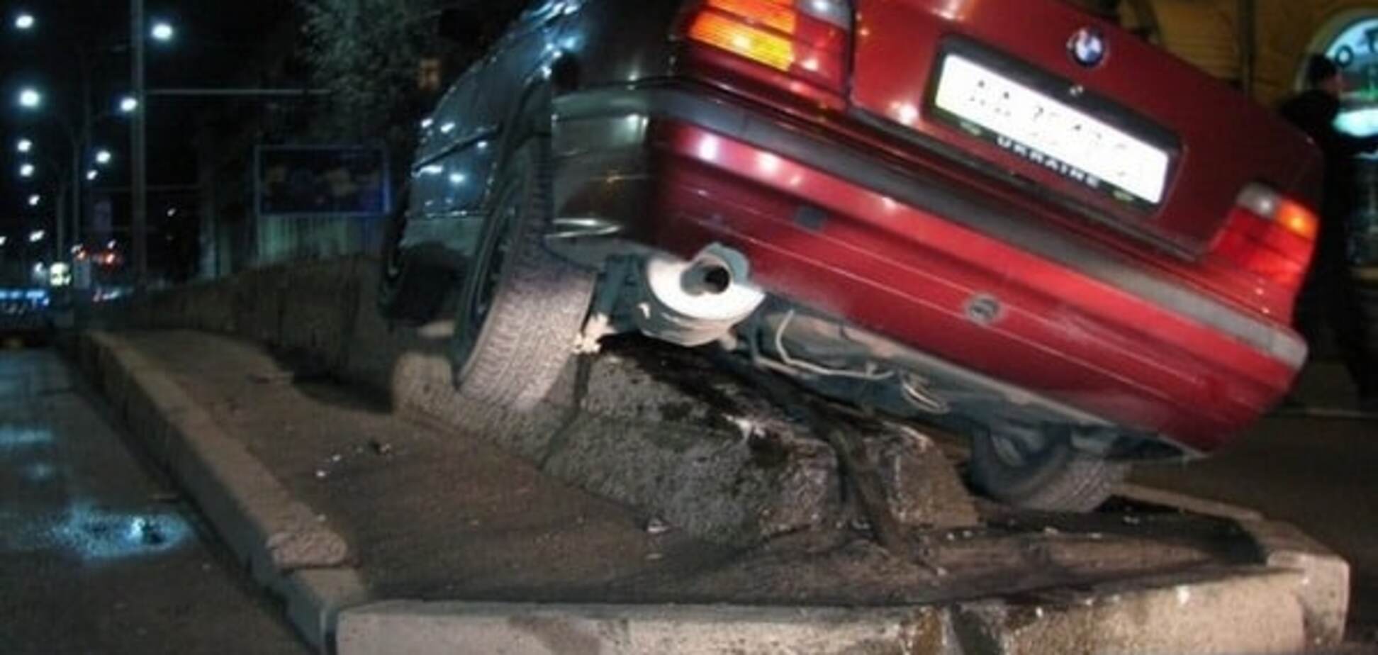 СМИ: в Киеве пьяный полицейский на BMW протаранил бетонный парапет