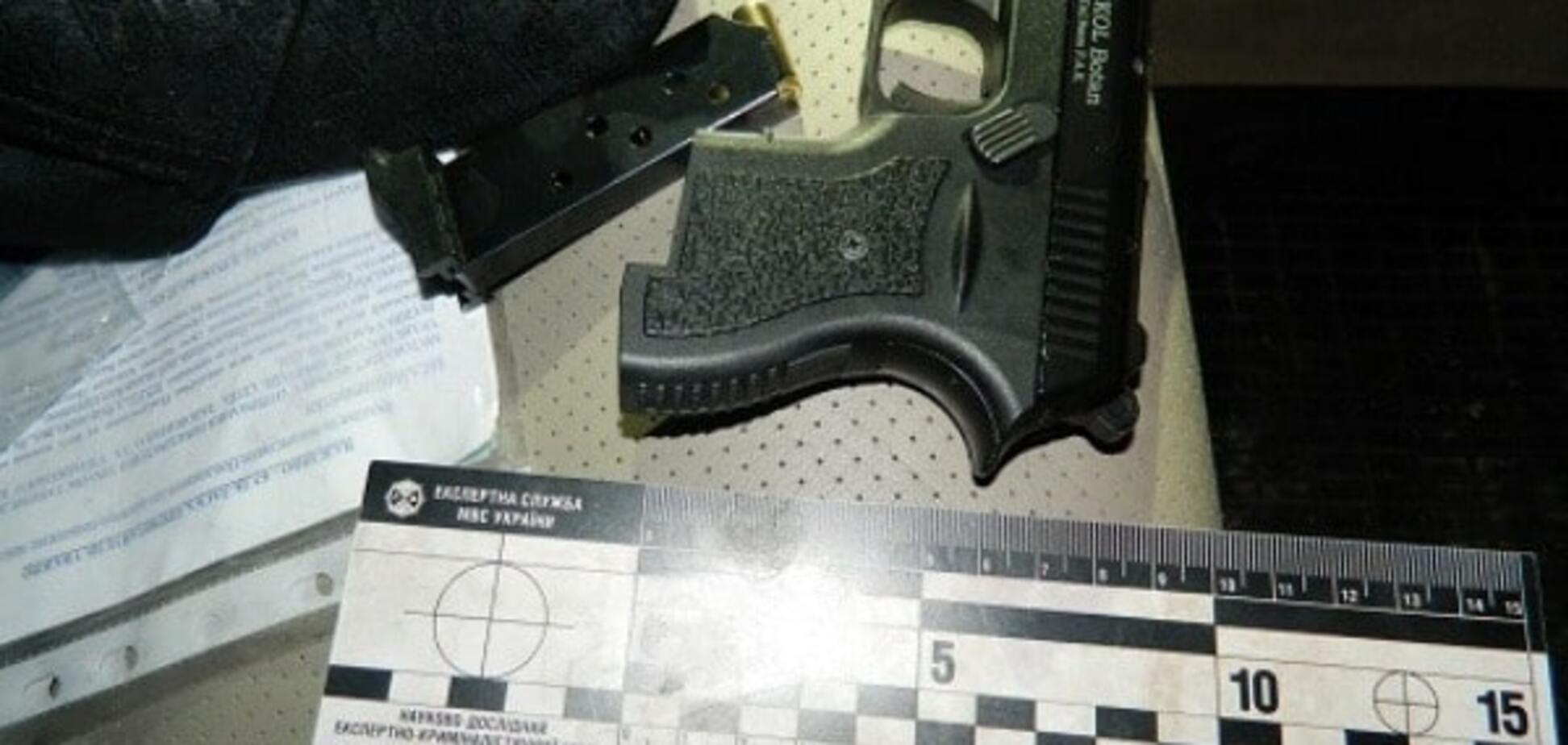 Набор боевика: в Киеве полиция задержала авто с оружием, наручниками и балаклавой