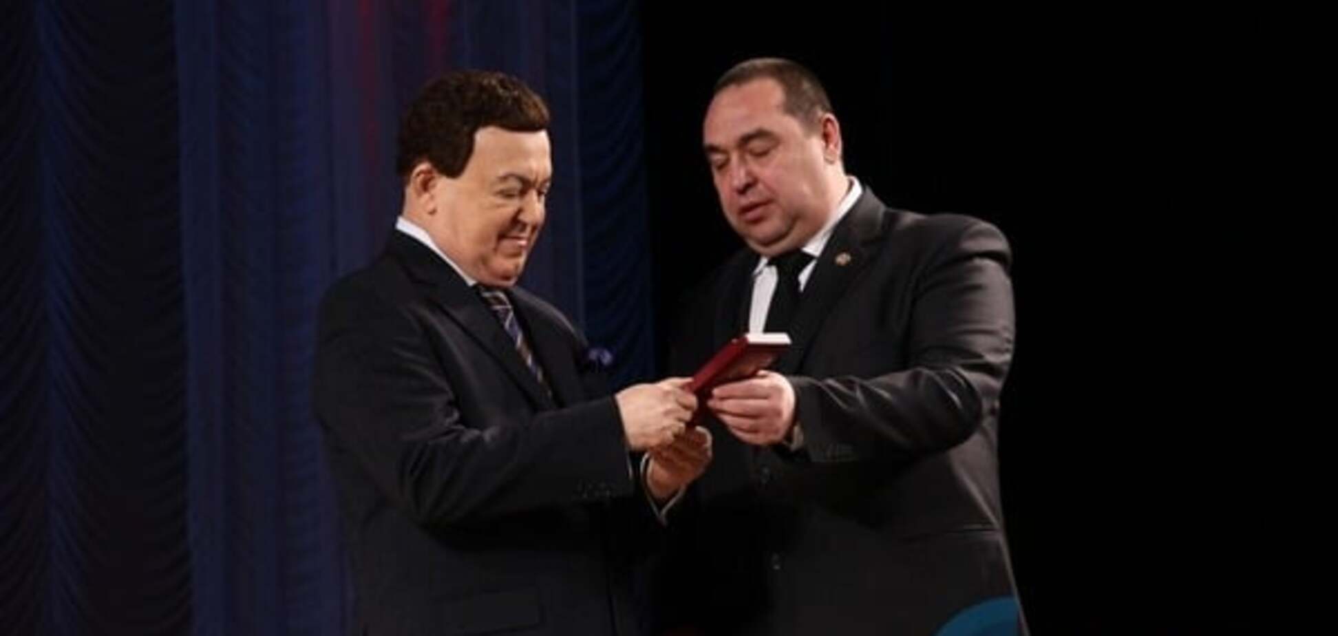 Плотницкий наградил Кобзона за 'вклад в развитие 'ЛНР'
