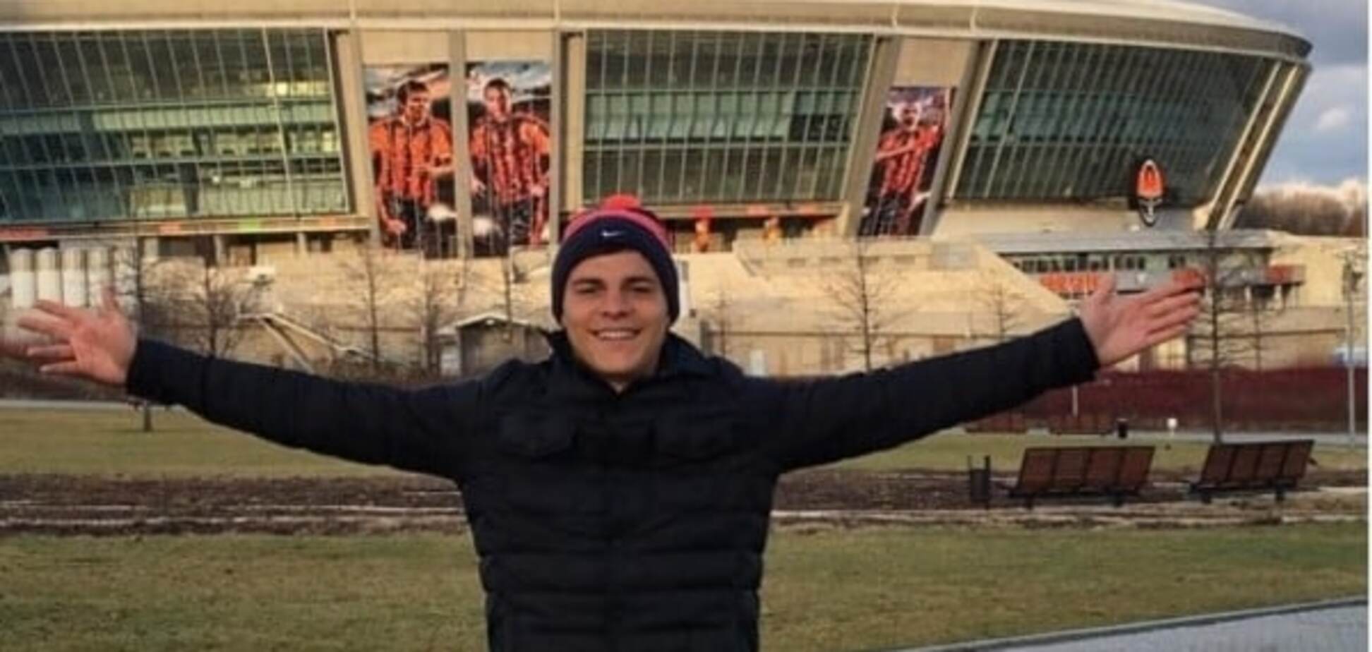 Фото дня: футболист сборной Украины сделал селфи на фоне 'Донбасс Арены'