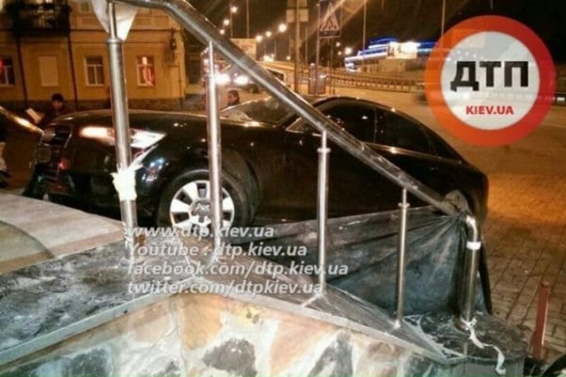 ДТП у Києві: Audi вилетіло з дороги і застрягло у ресторану