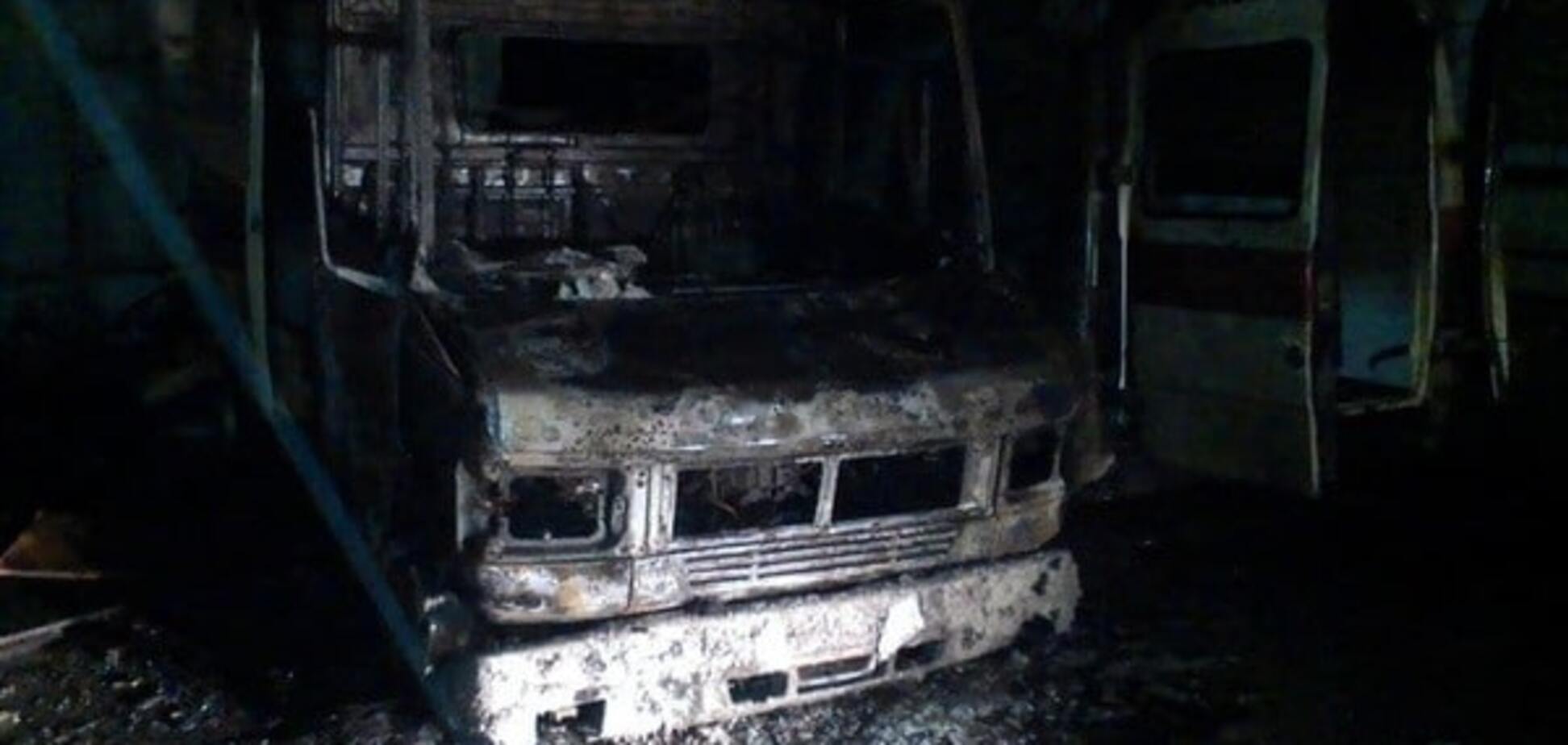 В Киеве сгорели две скорые: в полиции заявили о поджоге