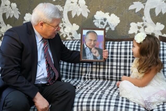 'Это кризис!': Путин подарил 5-летней девочке свое фото вместо куклы