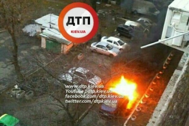 В киевском дворе взорвалось и сгорело легковое авто