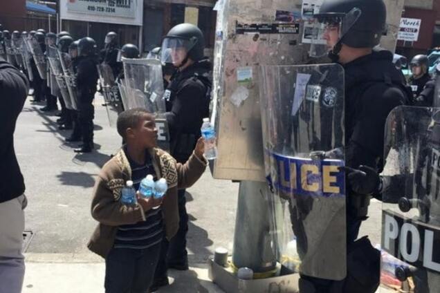 Опубликованы 10 добрых фото, которые сделали мир лучше в 2015 году