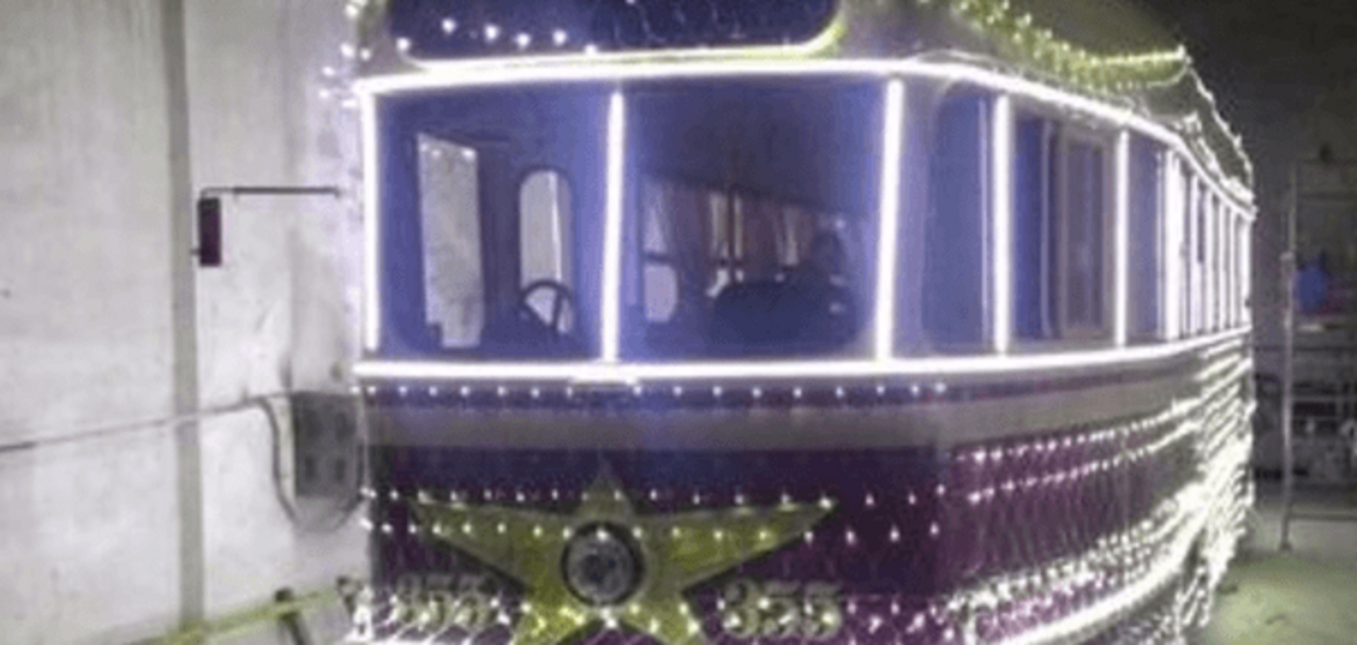 Праздник к нам приходит! В Украине замечены 'горящие' новогодние трамваи: фоторепортаж