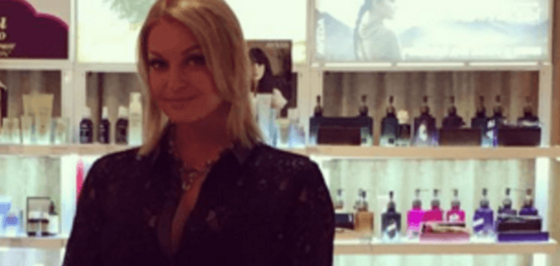 Волочкова с мокрыми волосами устроила фотосессию в прозрачной кофте